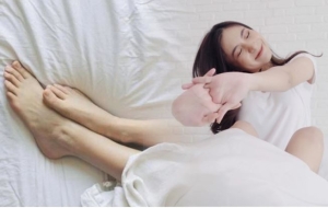 Ngủ thò chân ra khỏi chăn và không thò chân có ảnh hưởng đến sức khỏe như nào?