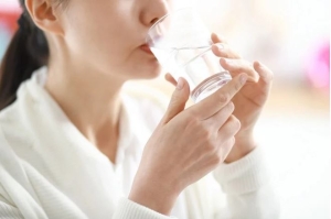 Thói quen uống nước nhiều người tưởng tốt nhưng gây hại khó lường