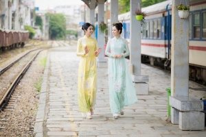 Hoa hậu Ngọc Hân và Hoa hậu Mai Phương diện áo dài