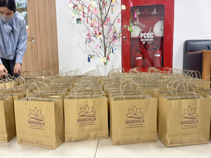 Mandala Beauty & Care trao 150 phần quà cho bệnh nhân có hoàn cảnh khó khăn điều trị ung thư tại bệnh viện Ung Bướu
