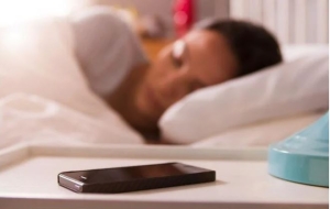 Tác hại của việc để điện thoại đầu giường khi ngủ, ẩn chứa nhiều nguy hiểm