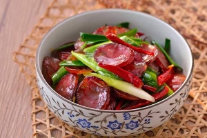 Thực đơn hàng ngày: Lạp xưởng xào ngồng tỏi