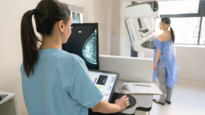 Độ tuổi nào nên tầm soát ung thư và chụp X-quang tuyến vú?