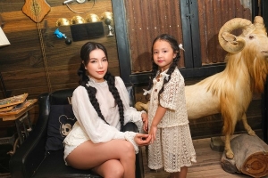 Trà Ngọc Hằng và con gái Sofia diện trang phục đồng điệu