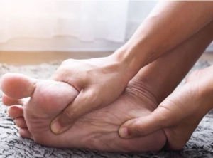 Dấu hiệu bệnh gan chuyển nặng khi ngứa lòng bàn chân mỗi sáng 