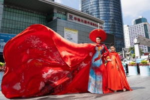 NTK Thạch Linh mặc áo dài Hoàng Sa - Trường Sa tại phố đi bộ Trung Quốc