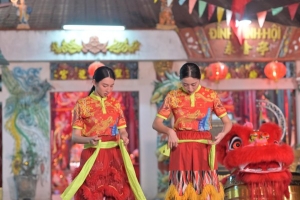 Hoa hậu Thùy Tiên, Lương Thùy Linh đổi nghề gia nhập đoàn múa lân