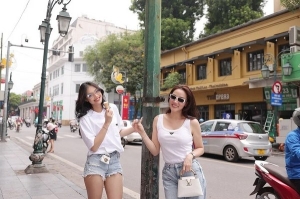 Trang Nhung và Thanh Trâm sánh vai dạo phố