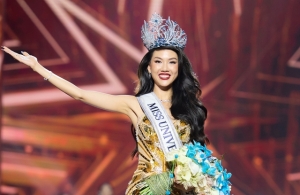 Hoa hậu Bùi Quỳnh Hoa bị trường buộc thôi học