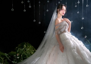Hoa hậu Thanh Thuỷ diện váy cưới lấp lánh của NTK Kim Anh