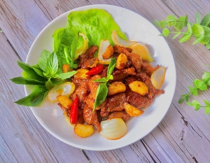 Thực đơn hàng ngày: Nầm heo chiên mắm tỏi