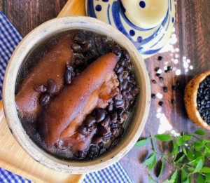 Thực đơn hàng ngày: Giò heo hầm đậu đen