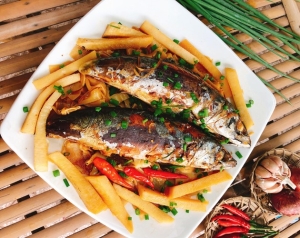 Thực đơn hàng ngày: Cá saba kho măng