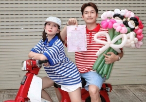 Ngọc Huyền khoe giấy chứng nhận kết hôn với Đình Tú