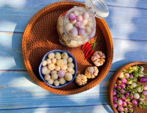 Thực đơn hàng ngày: Cà pháo ngâm chua 