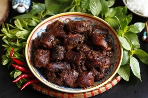 Thực đơn hàng ngày: Đuôi heo rựa mận