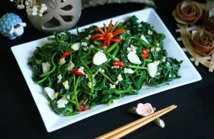 Thực đơn hàng ngày: Mồng tơi xào tỏi