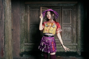 Hoàng Thùy Linh nổi bật với phong cách thời trang dân gian đương đại