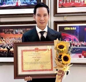 Lý Hải vinh dự nhận bằng khen về những đóng góp trong lĩnh vực điện ảnh
