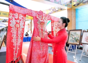 NTK Cao Thu Vân: Áo dài thêu tay nói lên sự bền bỉ, ý chí và bản lĩnh Việt Nam