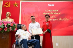 Nhạc sĩ Phạm Tuyên trao tặng bài hát “Như có Bác trong ngày đại thắng” cho Báo Nhân Dân