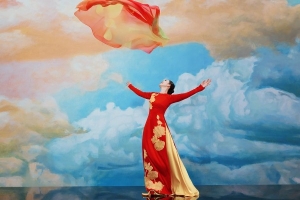 Linh Nga thực hiện bộ ảnh áo dài, hòa vào không khí hân hoan trong ngày lễ lớn 