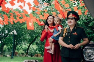 Nhiều gương mặt nổi tiếng chọn áo dài, phụ kiện màu đỏ dịp đại lễ 2/9