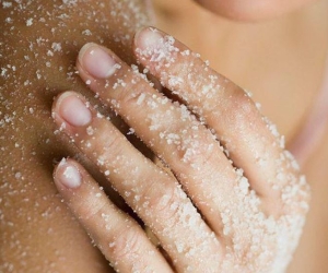 Công thức tẩy da chết từ đường giúp da sáng mịn, sạch mụn