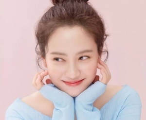 Bí quyết của làn da căng mọng bằng xu hướng glass skin