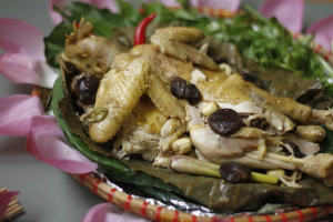 Thực đơn hàng ngày: Gà hấp lá sen