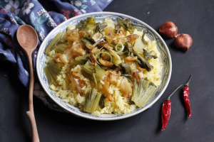 Thực đơn hàng ngày: Cơm rang tóp mỡ dưa chua 