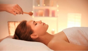 Tự làm serum mật ong giúp dưỡng da săn chắc, sáng khỏe