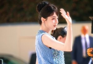  Địch Lệ Nhiệt Ba như công chúa trong thiết kế đính hoa