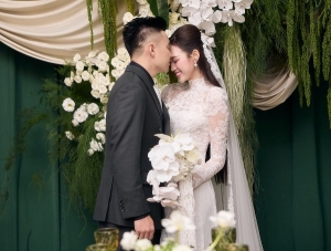 Hoa hậu Đỗ Thị Hà diện váy cưới ren trắng tinh khôi, chính thức về nhà chồng