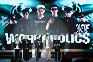 Tổ đội WORKAHOLIC$ chiêu đãi sinh viên trường Báo với “bữa tiệc âm nhạc” thịnh soạn