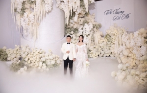 Hoa hậu Đỗ Thị Hà diện 4 bộ váy corset siết chặt eo trong tiệc cưới 