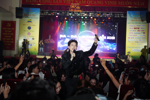 Hoàng Tôn vẽ nên dải lụa đa sắc tại “Revolution 2025: Dệt sắc lưu hương”