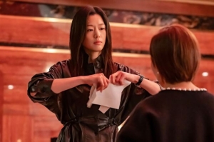 Bí quyết giữ da căng mọng mùa đông của sao Hàn