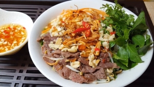 Thực đơn hàng ngày: Phở bò trộn chua ngọt