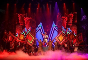 “Oai Trấn Tây Thành” thu hút đông đảo khán giả yêu nghệ thuật truyền thống