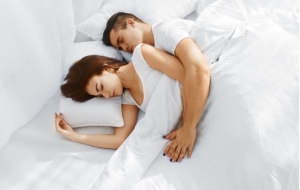 Tư thế ngủ nào để có lợi cho sức khỏe của cặp đôi?