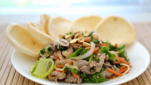 Thực đơn hàng ngày: Gỏi bò tái me 