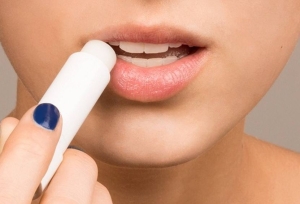 Cách đơn giản trị môi khô, nẻ miệng