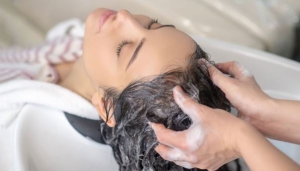 Gội đầu 'bánh mì kẹp' giúp làm sạch da đầu hiệu quả hơn mà không khiến tóc khô xơ.