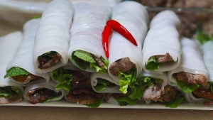 Thực đơn hàng ngày: Bánh ướt cuốn thịt nướng 