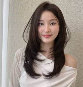 Không cần cắt mái 5 kiểu tóc vẫn giúp gương mặt thon gọn, hài hòa hơn