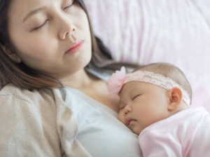 Với sữa mẹ truyền vi khuẩn đường ruột Có lợi cho em bé 