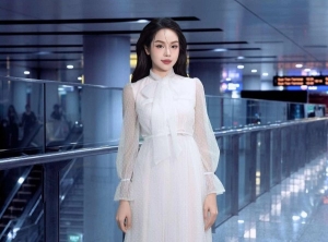 Hoa hậu Thanh Thủy nhiều lần ghi điểm với đầm xuyên thấu