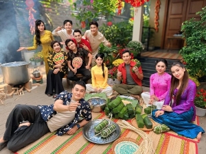 Các sao Việt sum họp bên gia đình, bạn bè, gói bánh chưng