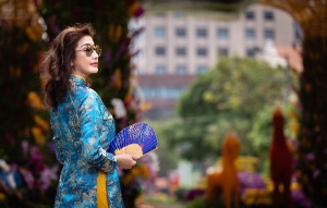 Hoa hậu Lý Thu Thảo lần đầu dạo đường hoa Nguyễn Huệ